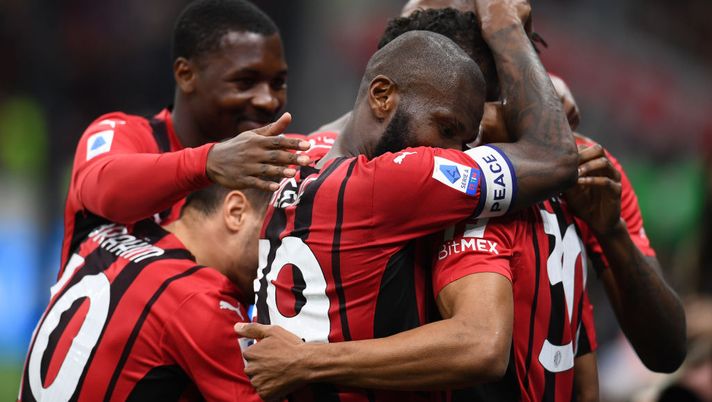 MILAN, ITALY - APRIL 15: Junior Messias of AC Milan celebrates with teammates after scoring the goal during the Serie A match between AC Milan and Genoa CFC at Stadio Giuseppe Meazza on April 15, 2022 in Milan, Italy. (Photo by Claudio Villa/AC Milan via Getty Images) Il Milan torna al successo e per ora resta in vetta al campionato - immagine 1