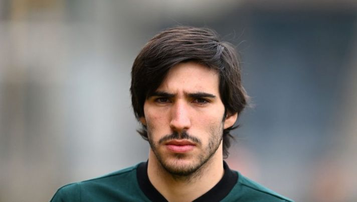 FLORENCE, ITALY - JANUARY 27: Sandro Tonali of Italy looks on during a Italy training session at Centro Tecnico Federale di Coverciano on January 27, 2022 in Florence, Italy. (Photo by Claudio Villa/Getty Images) UFFICIALE – Tonali al Newcastle, arriva l’annuncio: il comunicato e le cifre - immagine 1