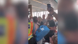 Siviglia-Roma, Taylor contestato dai tifosi in aeroporto | VIDEO
