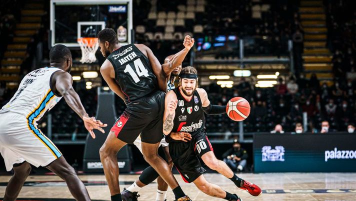 Basket – La Virtus respinge l’assalto finale di Cremona e vince 79-71 Basket – La Virtus respinge l’assalto finale di Cremona e vince 79-71 - immagine 1