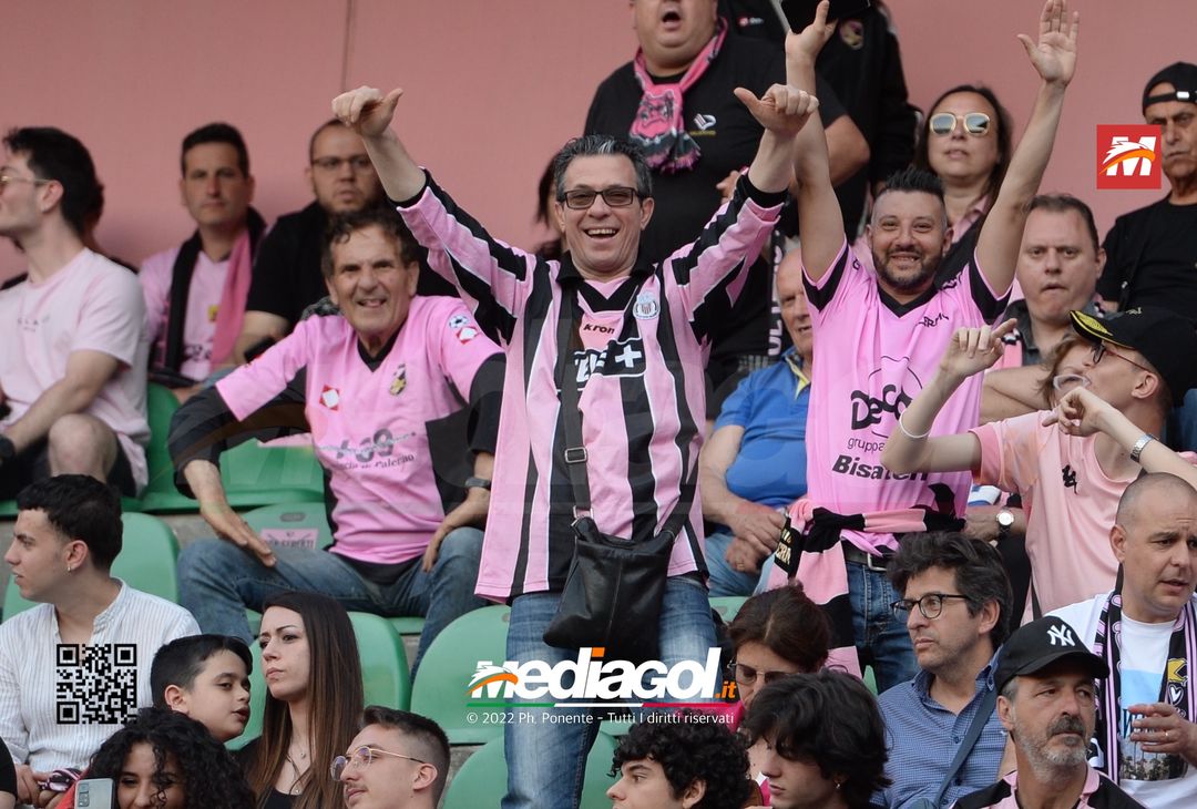Fototifo, i tifosi allo stadio per Palermo-Feralpisaló 1-0 (gallery) - immagine 58