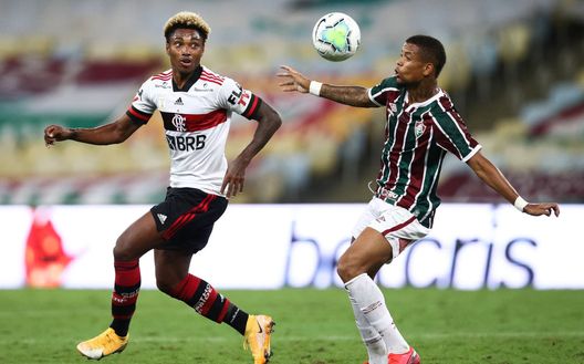 Vitinho del Flamengo a contrasto con Caio Paulista del Fluminense Vitinho del Flamengo a contrasto con Caio Paulista del Fluminense