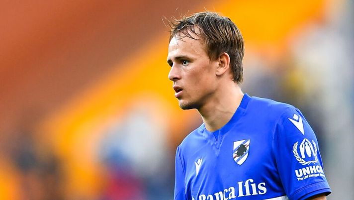 GENOA, ITALY - SEPTEMBER 23: Mikkel Damsgaard of Sampdoria shows a patch on his sleeve supporting Unhcr - The Un Refugee Agency during the Serie A match between UC Sampdoria and SSC Napoli at Stadio Luigi Ferraris on September 23, 2021 in Genoa, Italy. (Photo by Getty Images) Conferma per Damsgaard, Caputo con Quagliarella: la formazione provata dalla Sampdoria - immagine 1