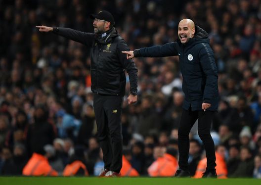 MANCHESTER, ENGLAND - JANUARY 03: Josep Guardiola, Manager of Manchester City and Jurgen Klopp, Manager of Liverpool give their team instructions during the Premier League match between Manchester City and Liverpool FC at the Etihad Stadium on January 3, 2019 in Manchester, United Kingdom. (Photo by Shaun Botterill/Getty Images) Guardiola spaventa il City: “Non ho ancora pensato al rinnovo. Non firmo perché lo ha fatto Klopp”- immagine 2