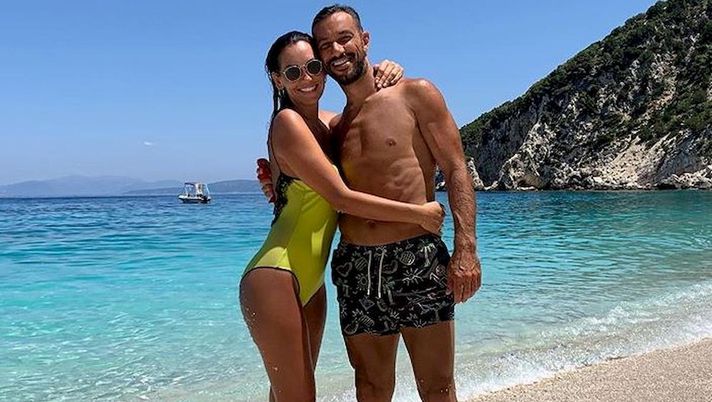 Quagliarella, un amore di bomber: eccolo in posa in Grecia con la fidanzata Debora Quagliarella, un amore di bomber: eccolo in posa in Grecia con la fidanzata Debora