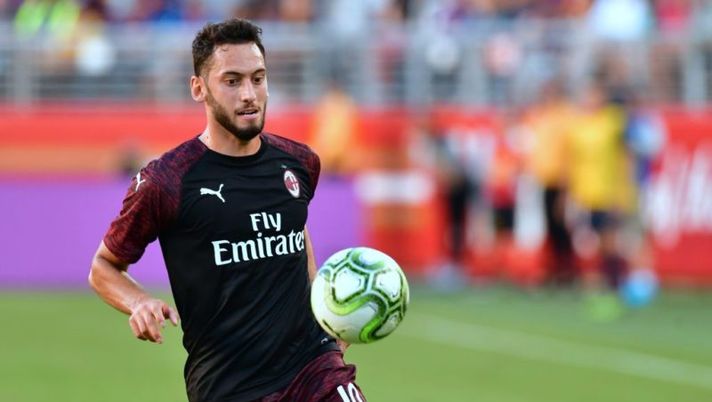 Hakan Calhanoglu of AC Milan eyes the ball during the International Champions Cup (ICC) friendly football match between Barcelona and AC Milan in Santa Clara, California, on August 4, 2018. (Photo by Frederic J. BROWN / AFP) (Photo credit should read FREDERIC J. BROWN/AFP/Getty Images) Milan, Gattuso ha scelto l’undici anti Real: perché Calhanoglu parte fuori - immagine 1