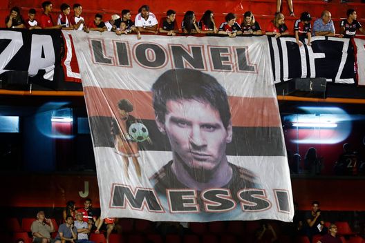 (Photo by Marcos Brindicci/Getty Images) La fuitina di Messi nel 2005: eccolo con la maglia del Newell’s Old Boys…- immagine 3
