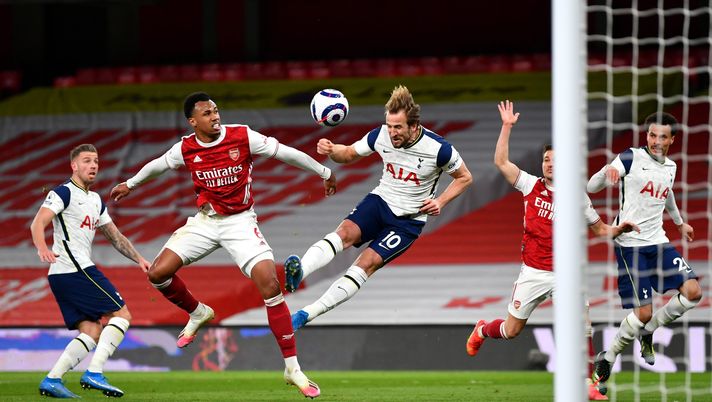 LONDON, ENGLAND - MARCH 14: Harry Kane of Tottenham Hotspur scores their side's second goal whilst under pressure from Gabriel Magalhaes of Arsenal which is disallowed for offside during the Premier League match between Arsenal and Tottenham Hotspur at Emirates Stadium on March 14, 2021 in London, England. Sporting stadiums around the UK remain under strict restrictions due to the Coronavirus Pandemic as Government social distancing laws prohibit fans inside venues resulting in games being played behind closed doors. (Photo by Dan Mullan/Getty Images) Harry Kane uomo-derby: “Da quando ci sono io, Tottenham più forte dell’Arsenal…” - immagine 1
