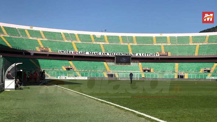FOTO Palermo-Catanzaro, striscione in Curva Nord: “Siamo con voi, continuate a lottare!” FOTO Palermo-Catanzaro, striscione in Curva Nord: “Siamo con voi, continuate a lottare!”