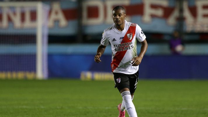SARANDI, ARGENTINA - APRIL 03:    Nicolas De La Cruz of River Plate plays the ball during a match between Arsenal and River Plate as part of Copa De La Liga Profesional 2021 at Julio Humberto Grondona Stadium on April 3, 2021 in Sarandi, Argentina. (Photo by Daniel Jayo/Getty Images) 
