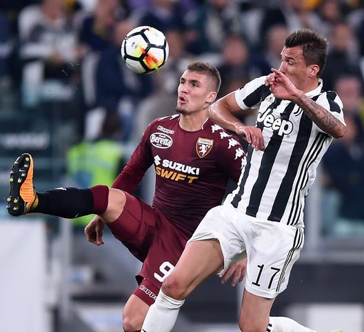  Juventus's forward from Croatia Mario Mandzukic (R) vies with Torino italian midfielder Antonio D'Alena during the italian Serie A football match Juventus vs Torino in Turin on September 23, 2017. / AFP PHOTO / FILIPPO MONTEFORTE (Photo credit should read FILIPPO MONTEFORTE/AFP/Getty Images) 