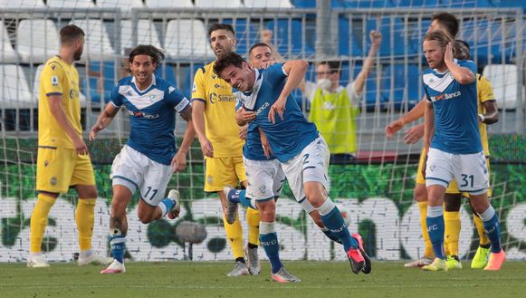  BRESCIA, ITALY - JULY 05: Andrea Papetti of Brescia Calcio celebrates with his teammates after scoring the opening goal during the Serie A match between Brescia Calcio and Hellas Verona at Stadio Mario Rigamonti on July 5, 2020 in Brescia, Italy. (Photo by Emilio Andreoli/Getty Images) 