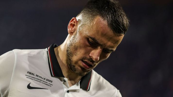 SEVILLE, SPAIN - MAY 18: Filip Kostic of Eintracht Frankfurt looks on during the UEFA Europa League final match between Eintracht Frankfurt and Rangers FC at Estadio Ramon Sanchez Pizjuan on May 18, 2022 in Seville, Spain. (Photo by Maja Hitij/Getty Images) Juve, le scelte di Allegri per il Sassuolo con un dubbio di formazione - immagine 1