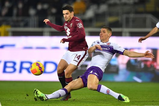 TURIN, ITALY - JANUARY 10: Josip Brekalo of Torino FC is tackled by Nikola Milenkovic of ACF Fiorentina during the Serie A match between Torino FC v ACF Fiorentina at Stadio Olimpico di Torino on January 10, 2022 in Turin, Italy. (Photo by Valerio Pennicino/Getty Images) Toro, riecco il miglior Brekalo: obiettivo 10 gol. Cairo sempre più convinto- immagine 3
