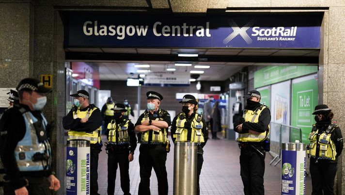 GLASGOW, SCOTLAND - NOVEMBER 07: Police officers stand at the entrance to a train station during a demonstration by climate activists in central Glasgow on November 07, 2021 in Glasgow, Scotland. As World Leaders meet to discuss climate change at the COP26 Summit, many climate action groups have taken to the streets to protest for real progress to be made by governments to reduce carbon emissions, clean up the oceans, reduce fossil fuel use and other issues relating to global heating. (Photo by Ian Forsyth/Getty Images) Derby di Glasgow: 8 arresti per “reati aggravati dal punto di vista religioso”, un poliziotto ferito - immagine 1
