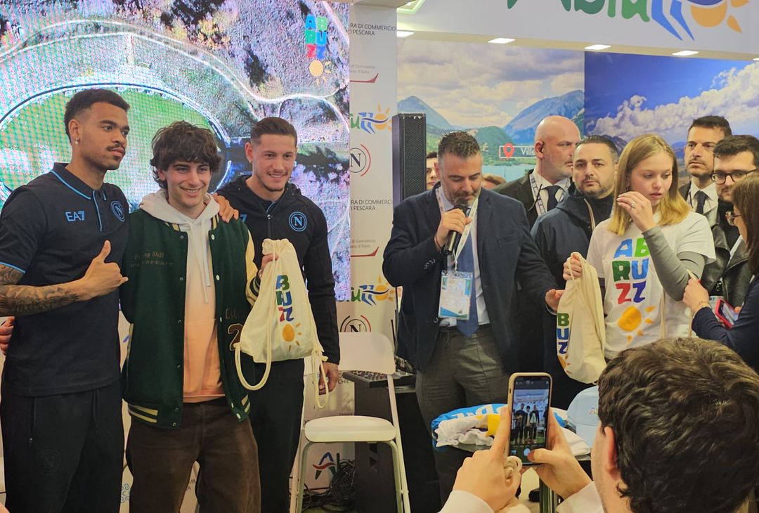 GALLERY Foto con i tifosi per Mazzocchi e Ngonge dopo la presentazione dei ritiri - immagine 3