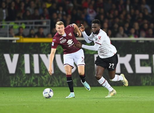 TURIN, ITALY - OCTOBER 30: Divock Origi of AC Milan competes for the ball with Perr Schuurs of Torino FC during the Serie A match between Torino FC and AC Milan at Stadio Olimpico di Torino on October 30, 2022 in Turin, Italy. (Photo by Claudio Villa/AC Milan via Getty Images)