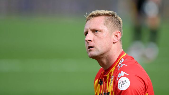 BENEVENTO, ITALY - FEBRUARY 07: Kamil Glik of Benevento Calcio during the Serie A match between Benevento Calcio and UC Sampdoria at Stadio Ciro Vigorito on February 07, 2021 in Benevento, Italy. Sporting stadiums around Italy remain under strict restrictions due to the Coronavirus Pandemic as Government social distancing laws prohibit fans inside venues resulting in games being played behind closed doors. (Photo by Francesco Pecoraro/Getty Images) BREAKING – Glik è pronto a rimanere ancora in Serie A! Sky: “C’è l’offerta, si chiude” - immagine 1