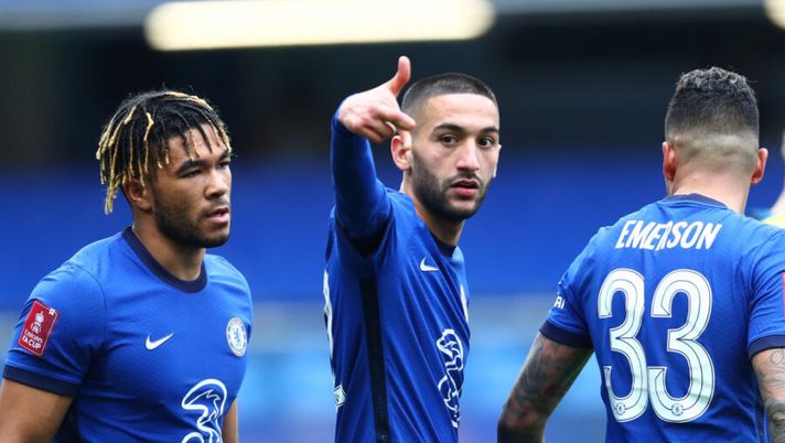 LONDON, ENGLAND - MARCH 21: LONDON, ENGLAND - MARCH 21: Hakim Ziyech of Chelsea celebrates with Reece James after scoring their side's second goal during the Emirates FA Cup Quarter Final match between Chelsea FC and Sheffield Untied at Stamford Bridge on March 21, 2021 in London, England. Sporting stadiums around the UK remain under strict restrictions due to the Coronavirus Pandemic as Government social distancing laws prohibit fans inside venues resulting in games being played behind closed doors. (Photo by Clive Rose/Getty Images) Milan, la Gazzetta: “Ziyech idea in prestito, una carta utilizzabile se Calhanoglu…” - immagine 1
