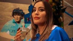 Paola Saulino al murales di Maradona: “Se non fossi nata a Napoli me ne sarei pentita”