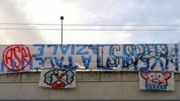 Derby della Capitale, a Talenti striscione capovolto con disegni di un pagliaccio e di un maiale - immagine 1