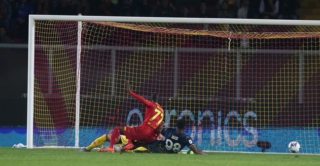 LECCE, ITALY - OCTOBER 17: Aaron Ceesay of Lecce scores his team's opening goal during the Serie A match between US Lecce and ACF Fiorentina at Stadio Via del Mare on October 17, 2022 in Lecce, Italy. (Photo by Maurizio Lagana/Getty Images) Gazzetta: “Fiorentina anonima. A Italiano rimane solo l’ombra dell’anno scorso”- immagine 2