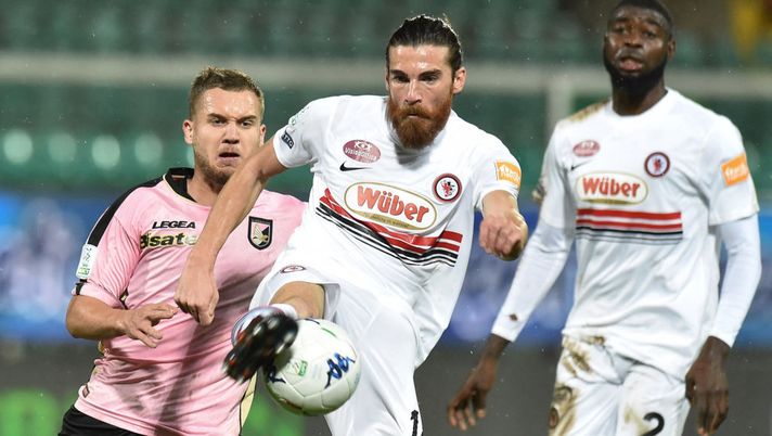 PALERMO, ITALY - FEBRUARY 04: George Puscas (L) of Palermo and Luca Martinelli of Foggia compete for the ball during the Serie B match between US Citta di Palermo and Foggia at Stadio Renzo Barbera on February 04, 2019 in Palermo, Italy. (Photo by Tullio M. Puglia/Getty Images) PALERMO, ITALY - FEBRUARY 04: George Puscas (L) of Palermo and Luca Martinelli of Foggia compete for the ball during the Serie B match between US Citta di Palermo and Foggia at Stadio Renzo Barbera on February 04, 2019 in Palermo, Italy. (Photo by Tullio M. Puglia/Getty Images)