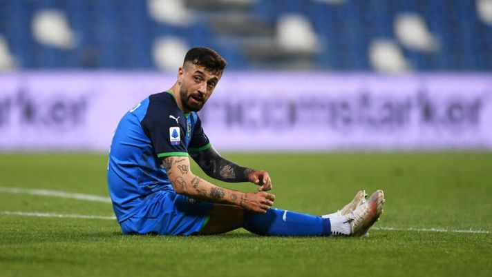 REGGIO NELL'EMILIA, ITALY - MAY 23: Francesco Caputo of Sassuolo looks on during the Serie A match between US Sassuolo and SS Lazio at Mapei Stadium - Citta' del Tricolore on May 23, 2021 in Reggio nell'Emilia, Italy. Sporting stadiums around Italy remain under strict restrictions due to the Coronavirus Pandemic as Government social distancing laws prohibit fans inside venues resulting in games being played behind closed doors. (Photo by Alessandro Sabattini/Getty Images) Caputo: “Infortunio alle spalle: feeling con Dionisi, ora torno al top! Il Mondiale? Proverò a…” - immagine 1