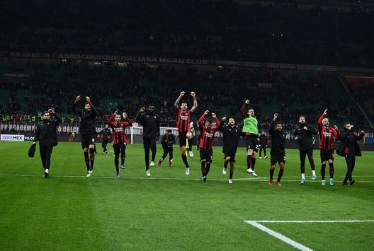 I giocatori del Milan esultano sotto la Curva Sud dopo il 4-0 inflitto alla Lazio nei quarti di finale della Coppa Italia 2021-2022 | AC Milan News (Getty Images) Milan-Lazio 4-0 Coppa Italia 2021-2022