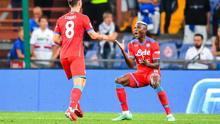 GENOA, ITALY - SEPTEMBER 23: Fabian Ruiz of Napoli (L) celebrates with his team-mate Victor Osimhen after scoring a goal during the Serie A match between UC Sampdoria and SSC Napoli at Stadio Luigi Ferraris on September 23, 2021 in Genoa, Italy. (Photo by Getty Images)