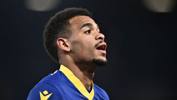 VERONA, ITALY - FEBRUARY 06: Cyril Ngonge of Verona looks on during the Serie A match between Hellas Verona and SS Lazio at Stadio Marcantonio Bentegodi on February 06, 2023 in Verona, Italy. (Photo by Alessandro Sabattini/Getty Images) Ngonge: “Amo Lazovic come fosse mia moglie: che assist! Voglio fare più gol che posso” - immagine 1