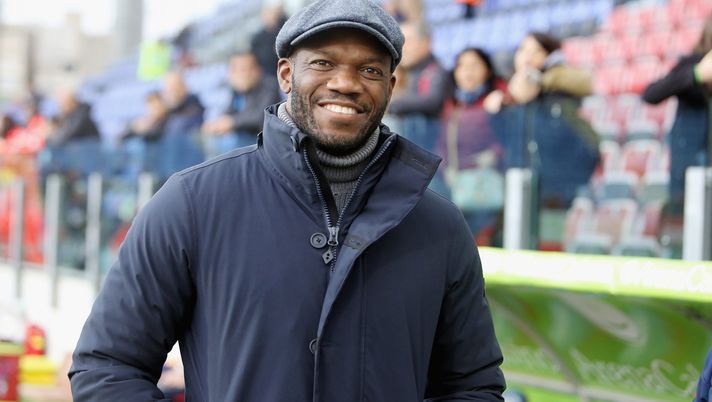 CAGLIARI, ITALY - MARCH 01: David Suazo ex palyer of Cagliari looks on during the Serie A match between Cagliari Calcio and AS Roma at Sardegna Arena on March 1, 2020 in Cagliari, Italy. (Photo by Enrico Locci/Getty Images) Suazo: “Cagliari a Firenze? Speriamo in una striscia positiva dei sardi” - immagine 1