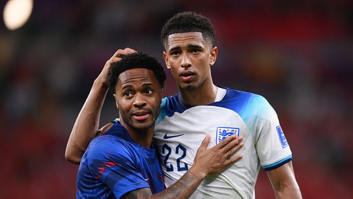 DOHA, QATAR - NOVEMBER 29: Raheem Sterling (L) and Jude Bellingham of England celebrate after the 3-0 win during the FIFA World Cup Qatar 2022 Group B match between Wales and England at Ahmad Bin Ali Stadium on November 29, 2022 in Doha, Qatar. (Photo by Laurence Griffiths/Getty Images) INASPETTATAMENTE STERLING
