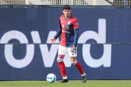 LA SPEZIA, ITALY - MARCH 12: Raoul Bellanova of Cagliari Calcio in action during the Serie A match between Spezia Calcio and Cagliari Calcio at Stadio Alberto Picco on March 12, 2022 in La Spezia, Italy. (Photo by Gabriele Maltinti/Getty Images) VN – Bellanova ha deciso il futuro: arriva l’incontro decisivo con il Cagliari- immagine 2
