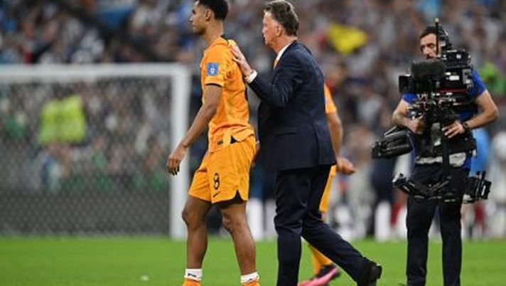 LUSAIL CITY, QATAR - DECEMBER 09: Louis van Gaal, Head Coach of Netherlands consoles Cody Gakpo after the loss in the penalty shootout in the FIFA World Cup Qatar 2022 quarter final match between Netherlands and Argentina at Lusail Stadium on December 09, 2022 in Lusail City, Qatar. (Photo by Matthias Hangst/Getty Images) PSV Eindhoven, Brantds: “Cody Gakpo costa molto, vediamo chi si fa avanti a gennaio…” - immagine 1