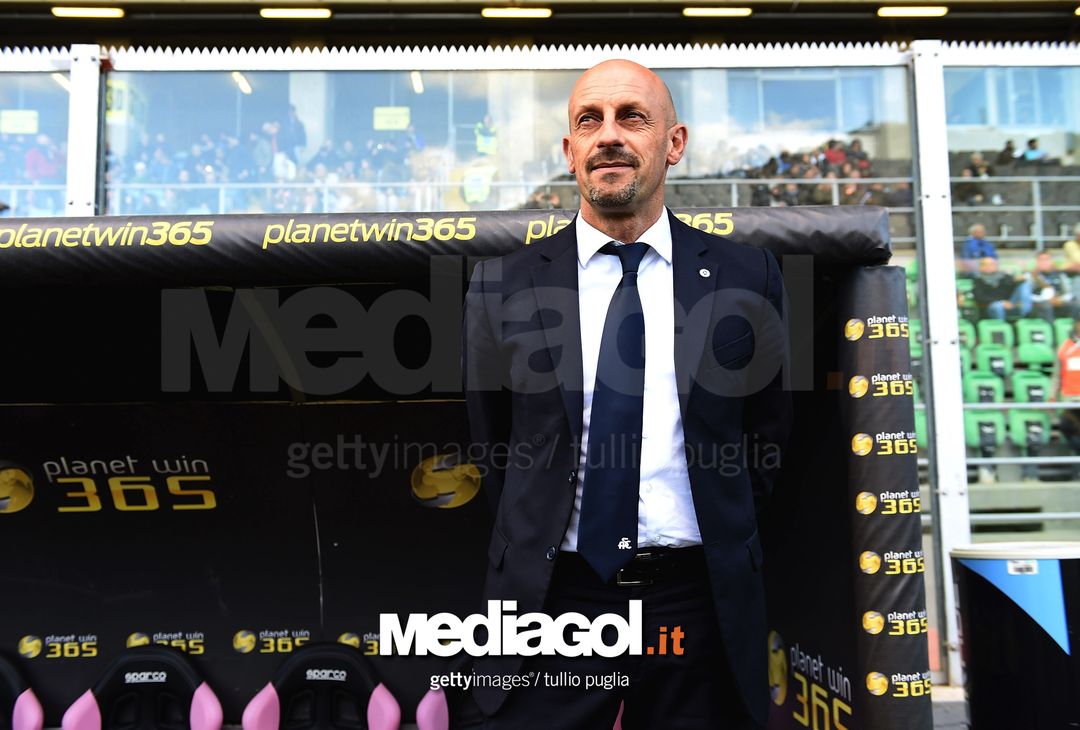  PALERMO, ITALY - NOVEMBER 30:  Headcoach Domenico Di Carlo of Spezia lookson during the TIM Cup A match betweenUS Citta di Palermo and AC Spezia at Stadio Renzo Barbera on November 30, 2016 in Palermo, Italy.  (Photo by Tullio M. Puglia/Getty Images) 