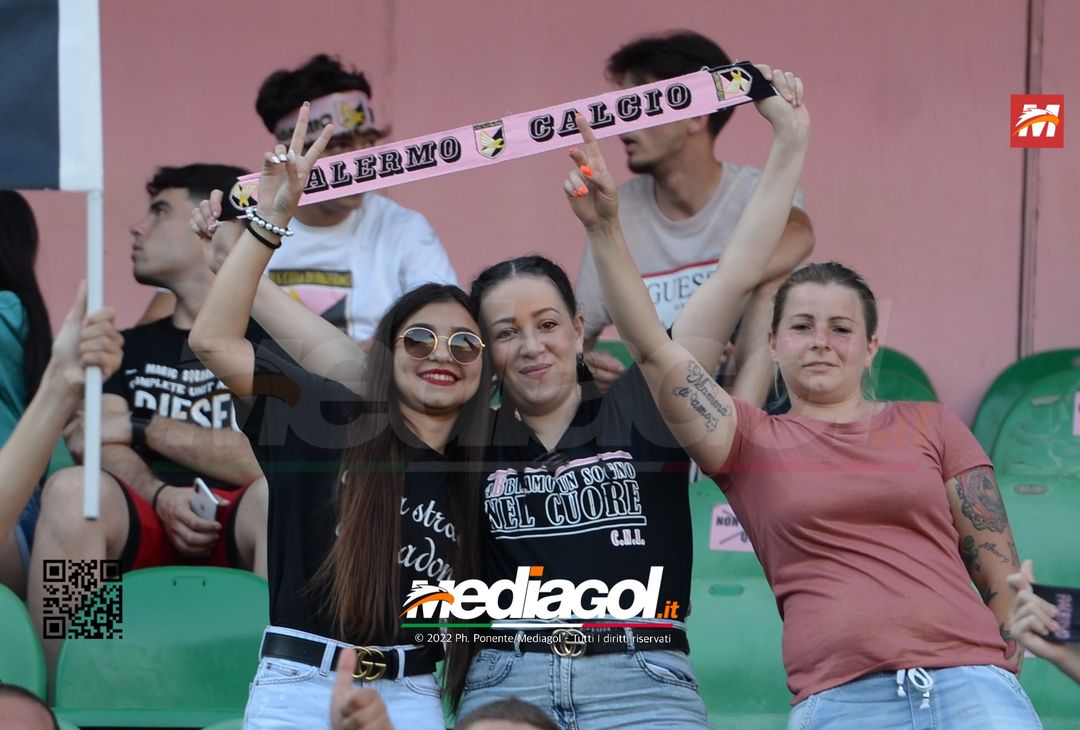 Fototifo, facce da Serie B. I tifosi allo stadio per Palermo-Padova 1-0 - immagine 86