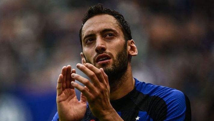 Inter Milan's Turkish midfielder Hakan Calhanoglu acknowledges the public as he leaves the pitch to be substituted during the Italian Serie A football match between Inter Milan and Salernitana on October 16, 2022 at the Giuseppe-Meazza (San Siro) stadium in Milan. (Photo by MIGUEL MEDINA / AFP) (Photo by MIGUEL MEDINA/AFP via Getty Images) La Preview per la 24a giornata: i nostri consigli per ogni partita, chi schierare e chi evitare - immagine 1