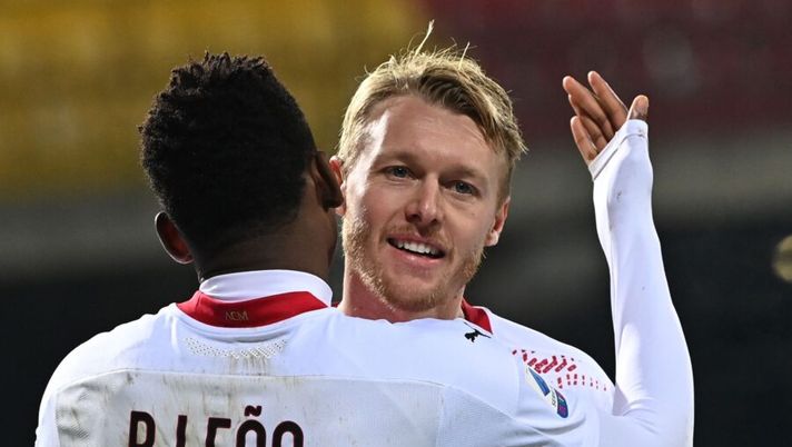 AC Milan's Portuguese forward Rafael Leao (L) celebrates with AC Milan's Danish defender Simon Kjaer after scoring his team's second goal during the Italian Serie A football match Benevento vs AC Milan on January 3, 2021 at the Ciro-Vigorito stadium in Benevento. (Photo by ANDREAS SOLARO / AFP) (Photo by ANDREAS SOLARO/AFP via Getty Images) Milan, le ultime sulla formazione: Kjaer e Calabria verso la panchina, conferme su Leao - immagine 1