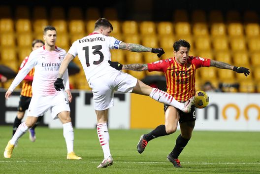 Gianluca Lapadula del Benevento tenta di sfuggire ad Alessio Romagnoli, capitano del Milan Gianluca Lapadula del Benevento tenta di sfuggire ad Alessio Romagnoli, capitano del Milan