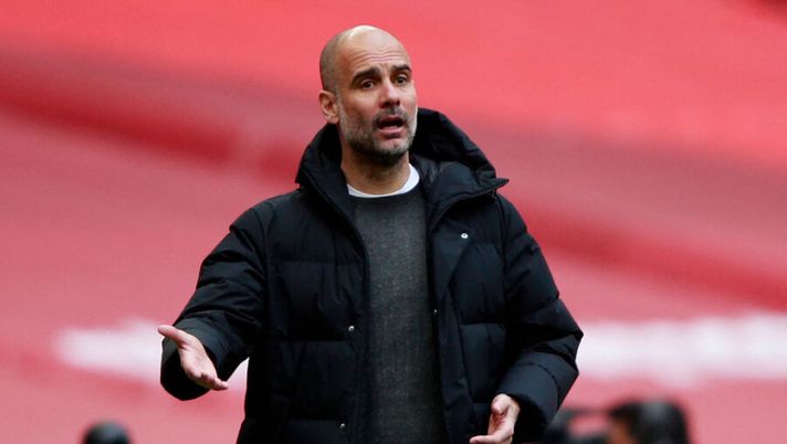 Manchester City's Spanish manager Pep Guardiola gestures on the touchline during the English FA Cup semi-final football match between Chelsea and Manchester City at Wembley Stadium in north west London on April 17, 2021. - - NOT FOR MARKETING OR ADVERTISING USE / RESTRICTED TO EDITORIAL USE (Photo by Ian Walton / POOL / AFP) / NOT FOR MARKETING OR ADVERTISING USE / RESTRICTED TO EDITORIAL USE (Photo by IAN WALTON/POOL/AFP via Getty Images) Guardiola è chiaro: “Vlahovic? Non prendiamo nessun attaccante a gennaio” - immagine 1
