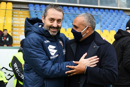 PARMA, ITALY - JANUARY 03: Marco Giampaolo (l), head coach of Torino embraces Fabio Liverani (r), head coach of Parma ahead of the Serie A match between Parma Calcio and Torino FC at Stadio Ennio Tardini on January 03, 2021 in Parma, Italy. Sporting stadiums around Italy remain under strict restrictions due to the Coronavirus Pandemic as Government social distancing laws prohibit fans inside venues resulting in games being played behind closed doors. (Photo by Alessandro Sabattini/Getty Images) PARMA, ITALY - JANUARY 03: Marco Giampaolo (l), head coach of Torino embraces Fabio Liverani (r), head coach of Parma ahead of the Serie A match between Parma Calcio and Torino FC at Stadio Ennio Tardini on January 03, 2021 in Parma, Italy. Sporting stadiums around Italy remain under strict restrictions due to the Coronavirus Pandemic as Government social distancing laws prohibit fans inside venues resulting in games being played behind closed doors. (Photo by Alessandro Sabattini/Getty Images)