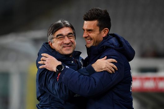 TURIN, ITALY - MARCH 06: Ivan Juric, Head Coach of Torino FC, and Thiago Motta, Head Coach of Bologna FC, hug prior to the Serie A match between Torino FC and Bologna FC at Stadio Olimpico di Torino on March 06, 2023 in Turin, Italy. (Photo by Valerio Pennicino/Getty Images)
