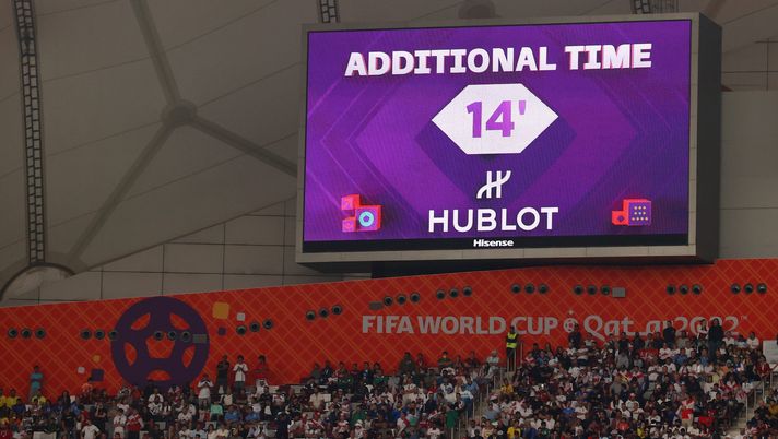 DOHA, QATAR - NOVEMBER 21: A giant screen displays additional time of 14 minutes as Alireza Beiranvand of IR Iran received medical treatment during the FIFA World Cup Qatar 2022 Group B match between England and IR Iran at Khalifa International Stadium on November 21, 2022 in Doha, Qatar. (Photo by Julian Finney/Getty Images) Tempo effettivo, porte più larghe, gol che valgono doppio: le proposte più strane e quelle accettate dall’IFAB- immagine 2