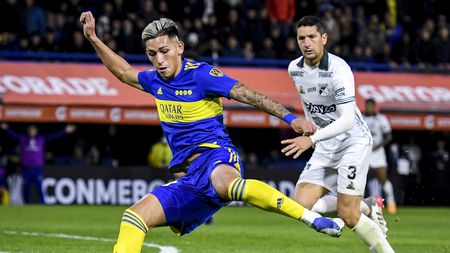 BUENOS AIRES, ARGENTINA - MAY 26: Luis Vazquez of Boca Juniors drives the ball during the Copa CONMEBOL Libertadores 2022 match between Boca Juniors and Deportivo Cali at Estadio Alberto J. Armando on May 26, 2022 in Buenos Aires, Argentina. (Photo by Marcelo Endelli/Getty Images)