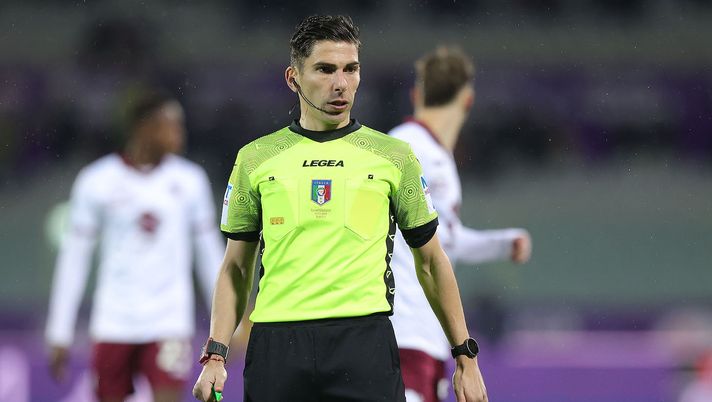 Arbitri in campo con un segno rosso antiviolenza per la campagna #UNROSSOALLAVIOLENZA - immagine 1