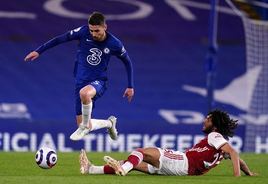 LONDON, ENGLAND - MAY 12: Jorginho of Chelsea is challenged by Mohamed Elneny of Arsenal during the Premier League match between Chelsea and Arsenal at Stamford Bridge on May 12, 2021 in London, England. Sporting stadiums around the UK remain under strict restrictions due to the Coronavirus Pandemic as Government social distancing laws prohibit fans inside venues resulting in games being played behind closed doors. (Photo by Adam Davy - Pool/Getty Images) LONDON, ENGLAND - MAY 12: Jorginho of Chelsea is challenged by Mohamed Elneny of Arsenal during the Premier League match between Chelsea and Arsenal at Stamford Bridge on May 12, 2021 in London, England. Sporting stadiums around the UK remain under strict restrictions due to the Coronavirus Pandemic as Government social distancing laws prohibit fans inside venues resulting in games being played behind closed doors. (Photo by Adam Davy - Pool/Getty Images)