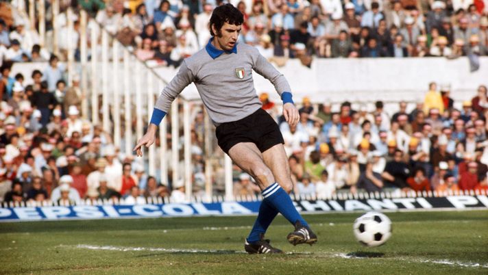 ROME, ITALY - NOVEMBER 17: Italy Goalkeeper Dino Zoff in action during an International match circa 1976, Zoff won over 100 full caps and is the oldest player ever to have won the FIFA World Cup. (Photo by Don Morley/Allsport/Getty Images) DDD Story – Dino Zoff e la 600 con il motore truccato - immagine 1