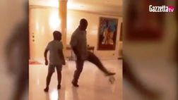 Instagram: Seedorf gioca con il figlio nel salotto e gli nasconde la palla