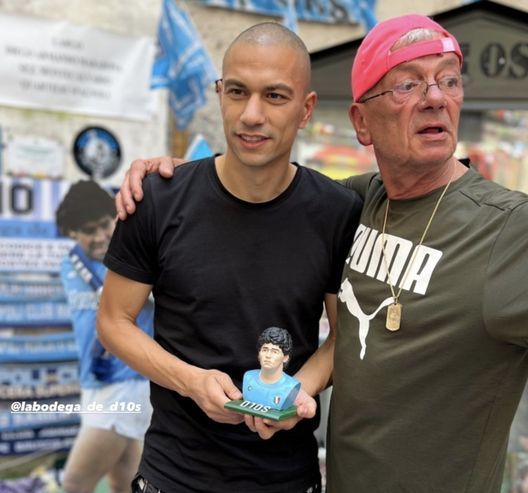FOTO Inler, visita al murale di Maradona ai Quartieri Spagoli: l’omaggio al Pibe- immagine 2